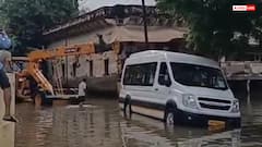 सीकर: फतेहपुर में विदेशी पर्यटकों के सामने खुली अव्यवस्था की पोल, जलभराव में फंसी बस