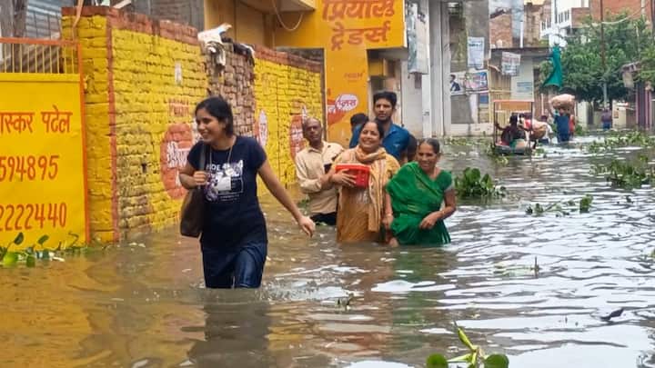 स्थानीय लोगों का कहना है कि मौजूदा हालात ने उन्हें 1978 की भयावह बाढ़ की याद दिला दी है, जब जलस्तर 88 मीटर तक पहुंच गया था.