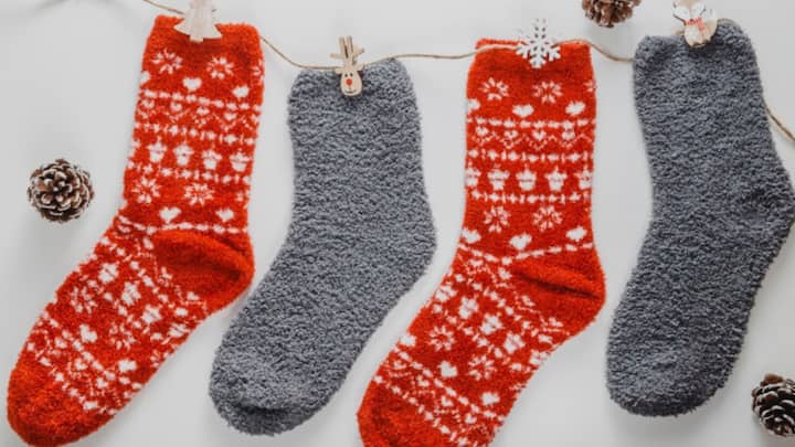 কিন্তু জামা-কাপড়, বিছানার চাদর কাচলেও, রোজ যে মোজা পরি আমরা, সেই মোজা কাচার ক্ষেত্রে বিশেষ যত্ন নেওয়ার কথা মাথায় আসে না, যা মারাত্মক ভুল বলে মত মাইক্রোবায়োলিস্টদের।