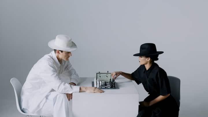 तर्कशास्त्रज्ञ (Logician INTP) हे लोक प्रेमातही विचार करूनच पडतात. हे लोकही इमोशनल असतात मात्र, कोणत्याही गोष्टीचा प्रॅक्टिकली विचार करतात. तसेच, आपलं म्हणणं स्पष्टपणे मांडतात.