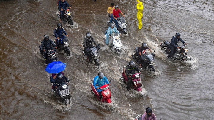 মূলত আংশিক মেঘলা আকাশ। বাতাসে জলীয় বাষ্পের পরিমাণ বেশি। বৃষ্টি না হলে আর্দ্রতাজনিত অস্বস্তি চরমে। বিক্ষিপ্তভাবে দু এক পশলা হালকা থেকে মাঝারি বৃষ্টি।