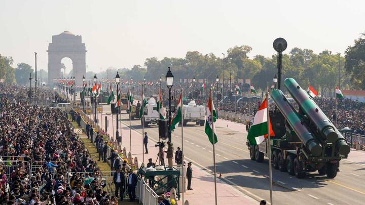 झंडा फहराना दिल्ली के कर्तव्य पथ पर होता है, क्योंकि 26 जनवरी 1950 को भारत का संविधान लागू हुआ था और भारत एक गणराज्य बना था.