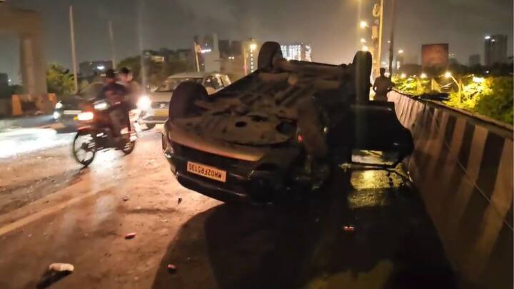 कारचा चालक किरकोळ जखमी झाला असून, इतर वाहनचालक व वाकोला पोलीसांच्या मदतीने जवळच्या BMC रुग्णालयात त्याला दाखल करण्यात आले.