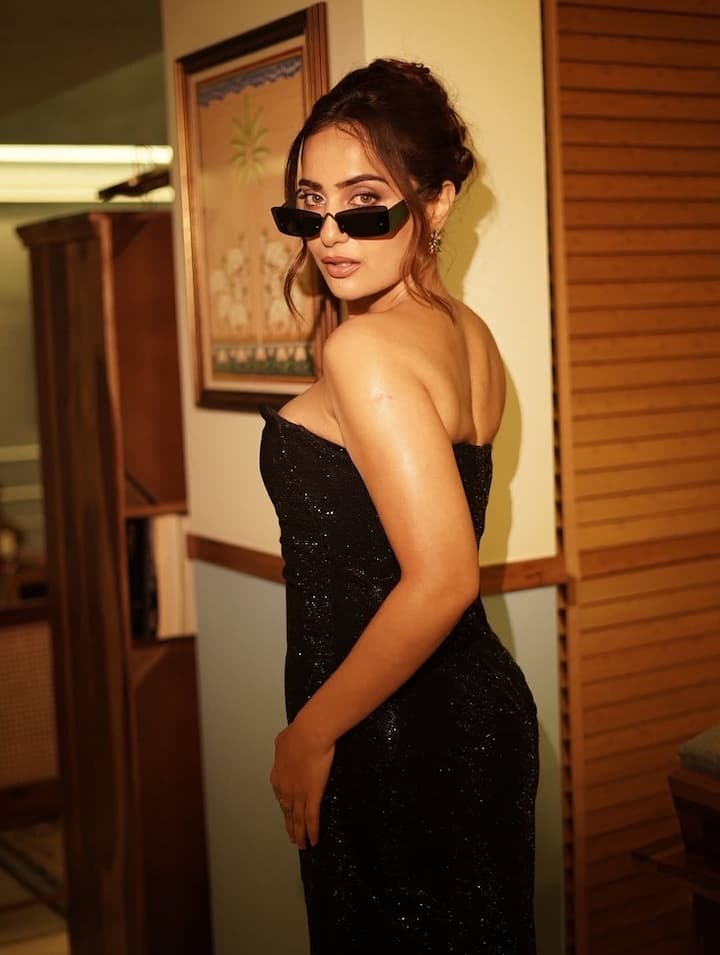 Kusha Kapila’s Bold Strapless Look In Black Gown Breaks The Internet, See Pics One fan wrote, “Tenu kala chashma jachda hoye,” while another commented, “Body is BODYINGGGGG.”