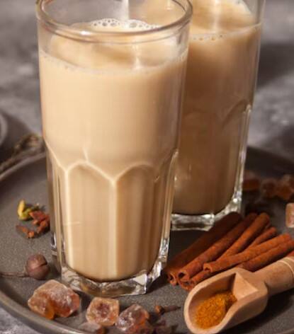 ਦੁੱਧ ਵਾਲੀ ਚਾਹ 'ਚ ਕੈਫੀਨ ਅਤੇ ਟੈਨਿਨ ਹੁੰਦੇ ਹਨ, ਜੋ ਪਾਚਨ 'ਤੇ ਅਸਰ ਪਾ ਸਕਦੇ ਹਨ। ਇਹ ਪਾਚਨ ਨੂੰ ਹੌਲੀ ਕਰ ਸਕਦੇ ਹਨ ਅਤੇ ਐਸਿਡਿਟੀ ਵਧਾ ਸਕਦੇ ਹਨ। ਜੇ ਤੁਸੀਂ ਇਹ ਚਾਹ ਪੀਣੀ ਬੰਦ ਕਰ ਦਿਓ, ਤਾਂ ਤੁਹਾਡੀ ਪਾਚਨ ਕਿਰਿਆ ਚੰਗੀ ਹੋ ਸਕਦੀ ਹੈ ਅਤੇ ਐਸਿਡਿਟੀ ਦੀ ਸਮੱਸਿਆ ਵੀ ਘੱਟ ਹੋ ਸਕਦੀ ਹੈ।