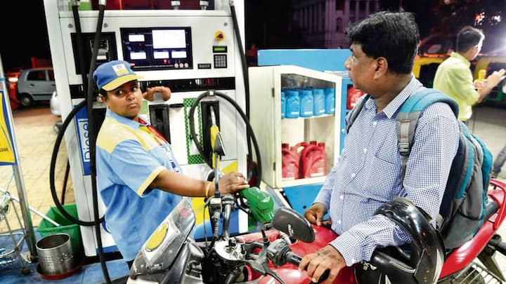 केंद्र सरकार पेट्रोल पर 21.90 प्रति लीटर टैक्स और डीजल पर 17.80 प्रति लीटर टैक्स लेती है. दिल्ली सरकार पेट्रोल पर 15.39 और डीजल पर 12.83 वैट वसूलती है.