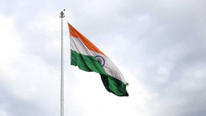 15 अगस्त को तिरंगे को नीचे से ऊपर चढ़ाया जाता है, जैसे कोई चीज पहली बार ऊंचाई पर पहुंच रही हो. यह बताता है कि हमने आजादी पाई और सिर ऊंचा किया है.