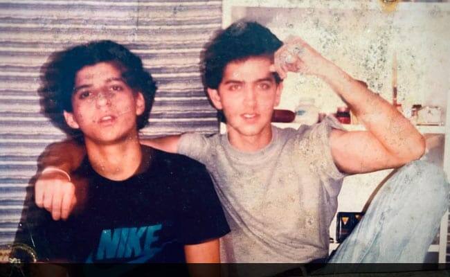 Farhan Akhtar and Hrithik Roshan are childhood friends. This friendship of childhood is still intact today.