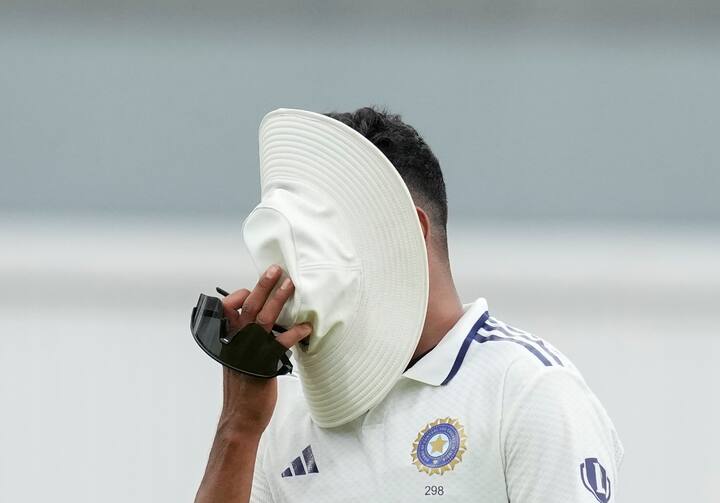 इंग्लंडचा संघ या लक्ष्याचा पाठलाग करत असताना, एकदा मोहम्मद सिराज हजारो चाहत्यांसमोर सहकारी गोलंदाज प्रसिद्ध कृष्णाची माफी मागताना दिसला.