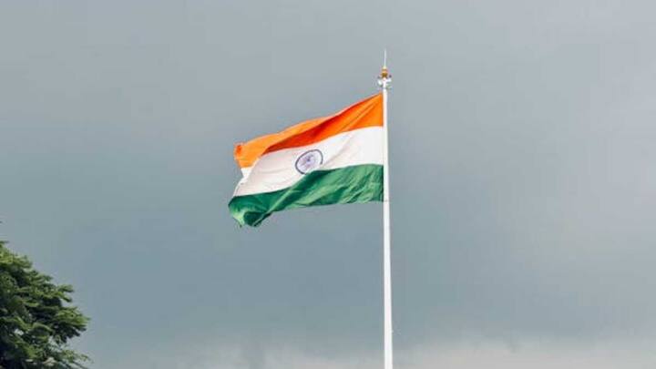 26 जनवरी को तिरंगा पहले से ऊंचाई पर होता है और उसे सिर्फ खोला जाता है. इसका मतलब है कि अब हम एक आजाद राष्ट्र के रूप में अपने संविधान के मुताबिक चल रहे हैं.