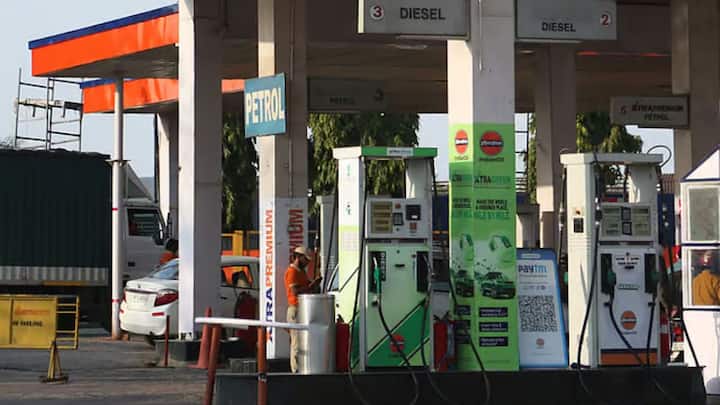 भारत में एक व्यक्ति हर महीने औसतन 2.80 लीटर पेट्रोल और 6.32 लीटर डीजल की खपत करता है. रिपोर्ट की मानें तो भारत में हर दिन तकरीबन 10.18 करोड़ लीटर पेट्रोल की खपत है.