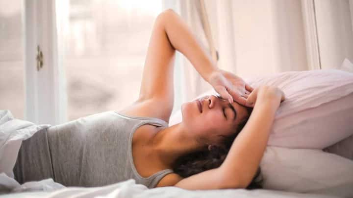 लेटते समय या सोते हुए सांस में घरघराहट की आवाज या बहुत ज्यादा खांसी आए, तो यह भी खतरे का संकेत हो सकता है. इसे फेफड़ों में जमा तरल के कारण अस्थमा जैसी समस्या माना जाता है और हार्ट फेल्योर का लक्षण भी हो सकता है.