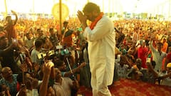 पूर्वी चंपारण में भारी बारिश में भीड़ को देखकर गद-गद हो गए प्रशांत किशोर, जनता के आगे जोड़ लिए हाथ