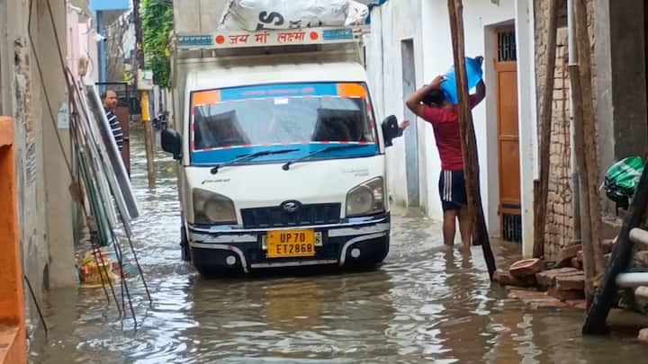 राजापुर, छोटा बघाड़ा, गंगानगर जैसे क्षेत्रों में लोग अपने घरों से बाहर निकलने को मजबूर हैं. कुछ लोग पैदल, तो कुछ नावों के सहारे सुरक्षित स्थानों की ओर जा रहे हैं.