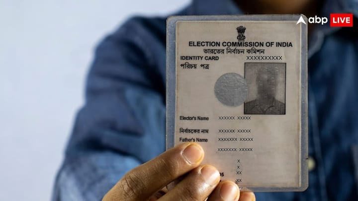 Voter Card Rules: अगर आपके पास दो वोटर कार्ड हैं. तो यह कानूनी तौर पर बड़ी गलती मानी जाती है. ऐसा करने पर कितनी हो सकती है सजा. जानिए इससे जुड़ा क्या हैं नियम