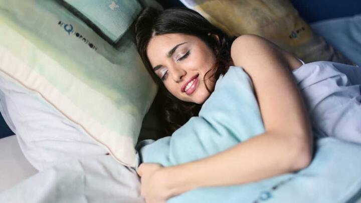 अगर आप सीधे लेटते हैं और आपकी सांस फूलने लगती है या आपको तकिए के सहारे सोना पड़ता है, तो यह संकेत हो सकता है कि आपके फेफड़ों में पानी भर रहा है, जो हार्ट फेल्योर का लक्षण है.