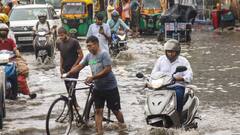 बारिश के बाद पटना जंक्शन के बाहर जलजमाव की समस्या से जूझते लोग, कहां गए नगर निगम के दावे?