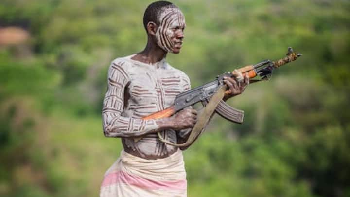 अगर यह किसी भी खास आदमी के पास से बरामद की जाती है तो उसके खिलाफ सीधा देशद्रोह का मुकदमा दर्ज किया जाता है. यह राइफल पहली बार 1947 में बनी थी. इसका पूरा नाम Automatic Kalashnikov-47 है.