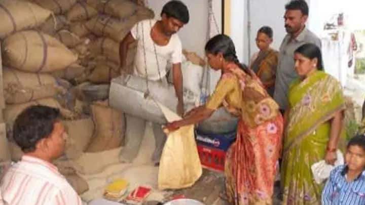 अगर आप भी सरकारी दुकान से राशन कार्ड पर गेहूं या आटा लेते हैं. तो यह खबर आपके लिए जरूरी है. राशन कार्ड से जुड़ा नया बदलाव सामने आया है. जिससे कुछ कार्ड धारकों को पहले से कम मात्रा में अनाज मिलेगा.