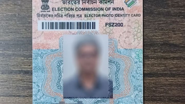 लेकिन इसे लेकर कुछ भी तय किए गए हैं. भारत में सभी लोगों के पास सिर्फ एक ही वोटर कार्ड हो सकता है. अगर किसी के पास दो वोटर आईडी कार्ड हैं या कोई सोच रहा है कि दूसरा बनवा लें. तो ऐसा करना कानूनन अपराध की श्रेणी में आता है.