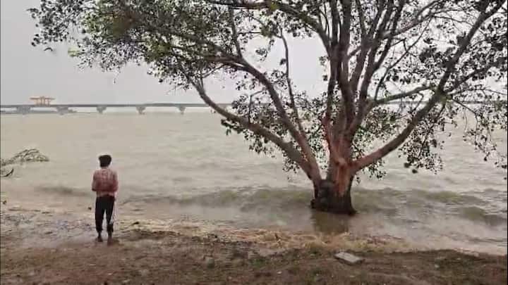 वहीं स्थिति को देखते हुए एनडीआरएफ और एसडीआरएफ की टीमें बीते तीन दिनों से बाढ़ प्रभावित इलाकों में सक्रिय हैं.अब तक हजारों लोगों को सुरक्षित स्थानों तक पहुंचाया जा चुका है.