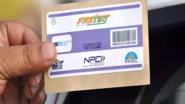 তবে মনে রাখতে হবে যে একটি গাড়ির নামে রেজিস্টার্ড ফাস্ট্যাগ অন্য কোনও গাড়িতে স্থানান্তর করা যাবে না।