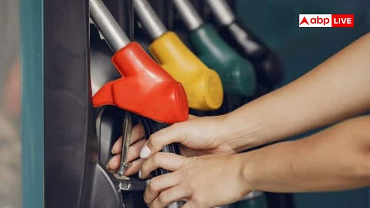 Fuel Consumption In India: दुनिया में बिना फ्यूल के कोई काम नहीं हो सकता है. इसीलिए इसकी खपत बहुत ज्यादा है. चलिए जानें कि भारत में फ्यूल की कितनी खपत है और एक दिन में कितना तेल फूंक देते हैं लोग.