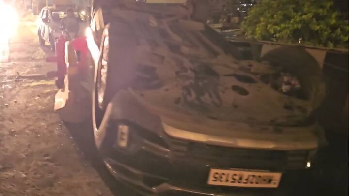 त्यावेळी ही कार अचानक डिव्हायडरवर चढली आणि पलटी होऊन विरुद्ध दिशेच्या रस्त्यावर जाऊन कोसळली.