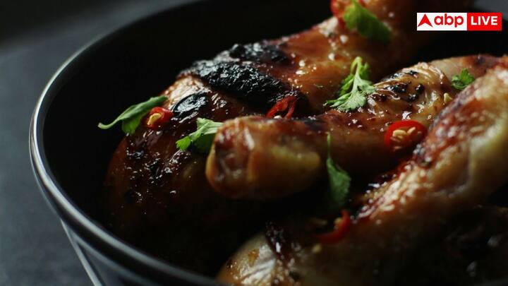 ग्रिल पैन या ओवन को प्रीहीट करें. अब मैरिनेटेड चिकन को ग्रिल पर रखें और दोनों साइड से सुनहरा भूरा होने तक पकाएं. ध्यान रखें कि चिकन जूसि और टेंडर रहे, इसे ज्यादा ड्राई न करें.