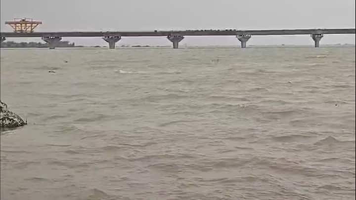 गंगानगर की कॉलोनी में घरों के भीतर तक पानी भर गया है. लोगों को अपना जरूरी सामान समेटकर घर छोड़ना पड़ा. कई परिवार अब रिश्तेदारों या सरकारी शिविरों में शरण ले रहे हैं.