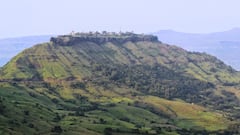 सेल्फी अन् रिल्ससाठी जीवघेणा स्टंट, सज्जनगडावरील कड्यांवर उभे राहून पर्यटकांचे फोटोशूट