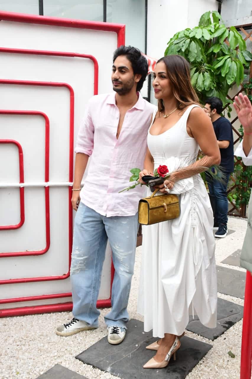After leaving the cafe, Malaika and Arhan also gave many poses to Paparaji together. These pictures are dominated on the internet.
