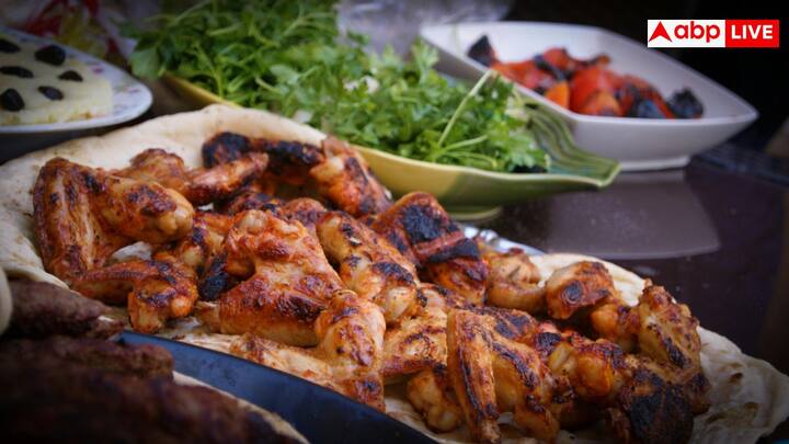 ग्रिल्ड चिकन को सलाद और ग्रीन वेजिटेबल्स के साथ सर्व करें. चाहें तो ऊपर से हल्का नींबू निचोड़कर और हर्ब्स डालकर फ्लेवर बढ़ा सकते हैं.