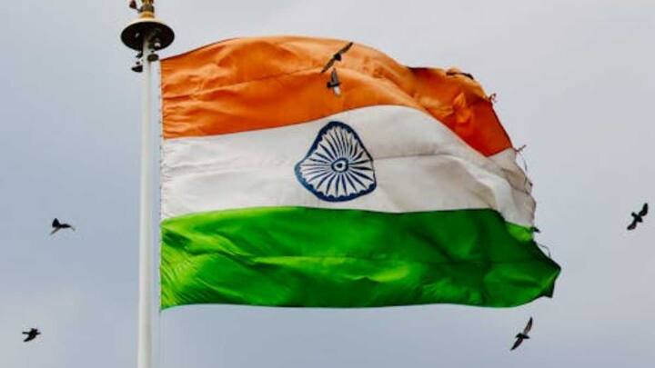 ध्वजारोहण 15 अगस्त को किया जाता है. इस दिन झंडा पोल  के नीचे की तरफ बंधा होता है, जैसे ही प्रधानमंत्री रस्सी खींचते हैं, झंडा नीचे से ऊपर की ओर चढ़ता है, ​फिर ऊपर जाकर झंडा खुलता है और लहराने लगता है. इस प्रक्रिया को ध्वजारोहण कहते हैं.