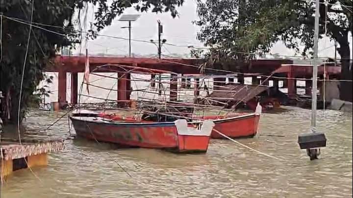 गंगा और यमुना का पानी अब केवल निचले इलाकों तक सीमित नहीं है, बल्कि कई रिहायशी कॉलोनियों को भी अपनी चपेट में ले चुका है.