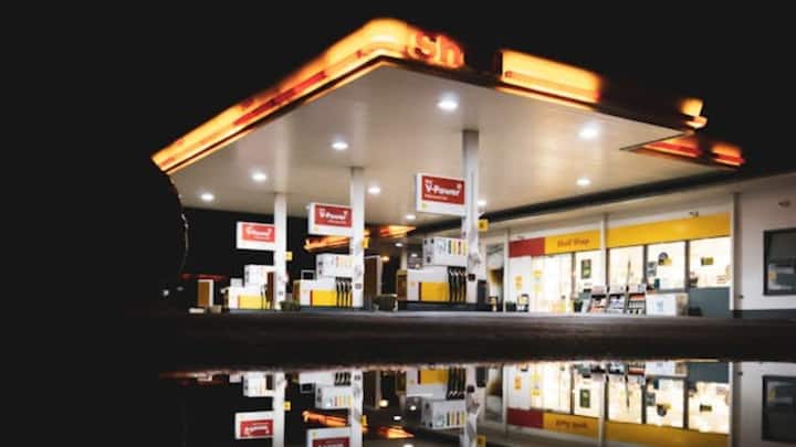 हिंदुस्तान टाइम्स की रिपोर्ट की मानें तो भारत को हर दिन लगभग पांच मिलियन बैरल पेट्रोलियम की खपत होती है. यह मात्रा लगभग 794,900,000 लीटर (794.9 मिलियन लीटर) के बराबर होता है. इसमें डीजल और पेट्रोल दोनों शामिल है.