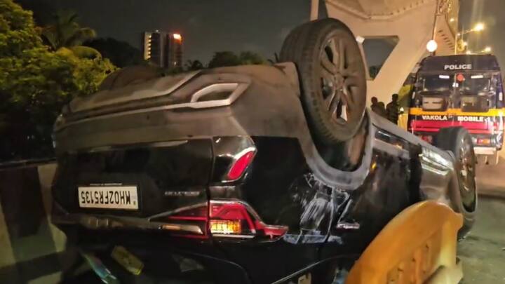 त्यावेळी ही कार अचानक डिव्हायडरवर चढली आणि पलटी होऊन विरुद्ध दिशेच्या रस्त्यावर जाऊन कोसळली.