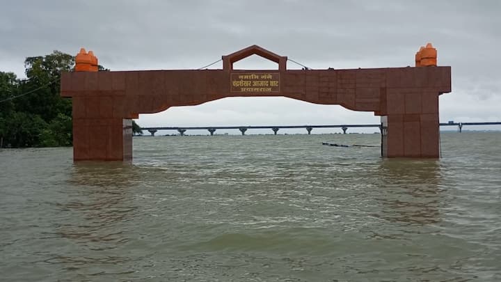 UP News: प्रयागराज में गंगा और यमुना अपने रोद्र रूप में हैं, दोनों नदियों का जल अब न सिर्फ निचले इलाकों को, बल्कि कई रिहायशी कॉलेनियों को अपनी चपेट में ले चुका है.