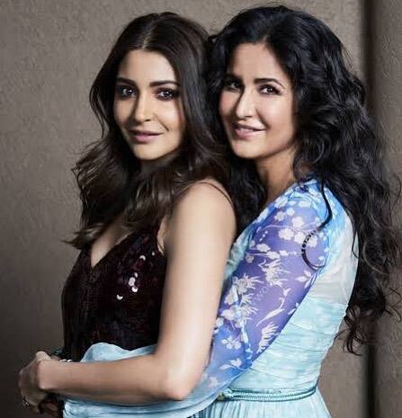 Katrina Kaif and Anushka Sharma's friendship is also very famous. Many people have the opinion that Bollywood's top actresses can never be confirmed friends, but both of them have removed everyone's wrong. Often both are spotted together in events and now the relationship of both has become more like sisters than friendship.