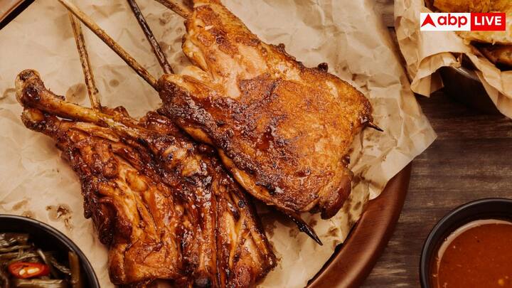 500 ग्राम चिकन ब्रेस्ट, 2 टेबलस्पून ऑलिव ऑयल, 1 टेबलस्पून नींबू का रस, नमक और काली मिर्च स्वादानुसार, 1 टीस्पून अदरक-लहसुन पेस्ट, हर्ब्स (ओरेगानो, थाइम) स्वादानुसार