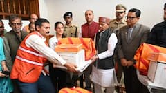 राज्यपाल शिव प्रताप शुक्ल ने मंडी में सुनीं आपदा प्रभावितों की समस्याएं, बांटी राहत सामग्री