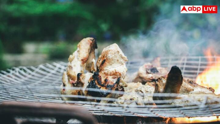 चिकन के टुकड़ों को अच्छे से धोकर अलग रखें. एक बाउल में ऑलिव ऑयल, नींबू का रस, अदरक-लहसुन पेस्ट, नमक, काली मिर्च और हर्ब्स डालकर मिक्स करें. अब चिकन को इस मिश्रण में कम से कम 1 घंटे के लिए मैरिनेट होने दें.