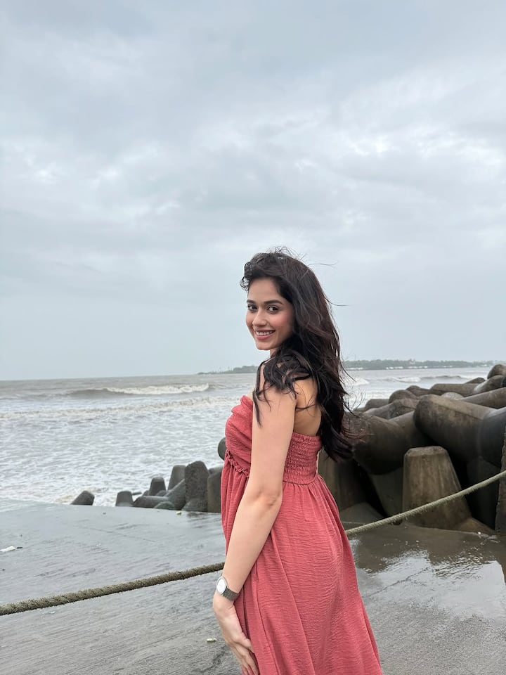 Jannat Zubair carried an outfit of Peach color for this outing. Jannat looks very beautiful in this outfit.