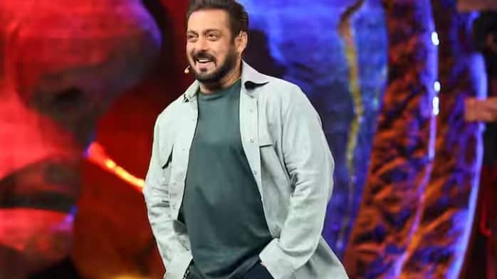 कलर्स टीवी ने अपने आधिकारिक इंस्टाग्राम हैंडल पर शो का प्रोमो शेयर किया है और कैप्शन में लिखा है, ‘बिग बॉस में बनेगी घरवालों की सरकार।’ जिससे साफ है कि इस बार शो का फॉर्मेट राजनीति की थीम पर आधारित होगा।