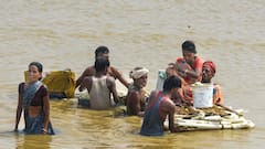 बलिया में गंगा का रौद्र रूप, नदी में तास के पत्तों की तरह ढहे पक्के मकान