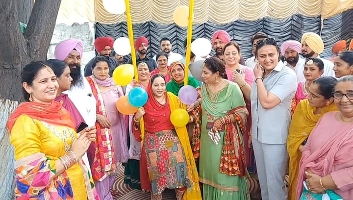 ਸੀਐਮ ਮਾਨ ਦੀ ਭੈਣ ਮਨਪ੍ਰੀਤ ਕੌਰ ਨੇ ਪੀਂਗ ਝੂਟ ਕੇ ਅਤੇ ਗਿੱਧਾ ਪਾ ਕੇ ਤੀਆਂ ਦਾ ਤਿਉਹਾਰ ਮਨਾਇਆ।