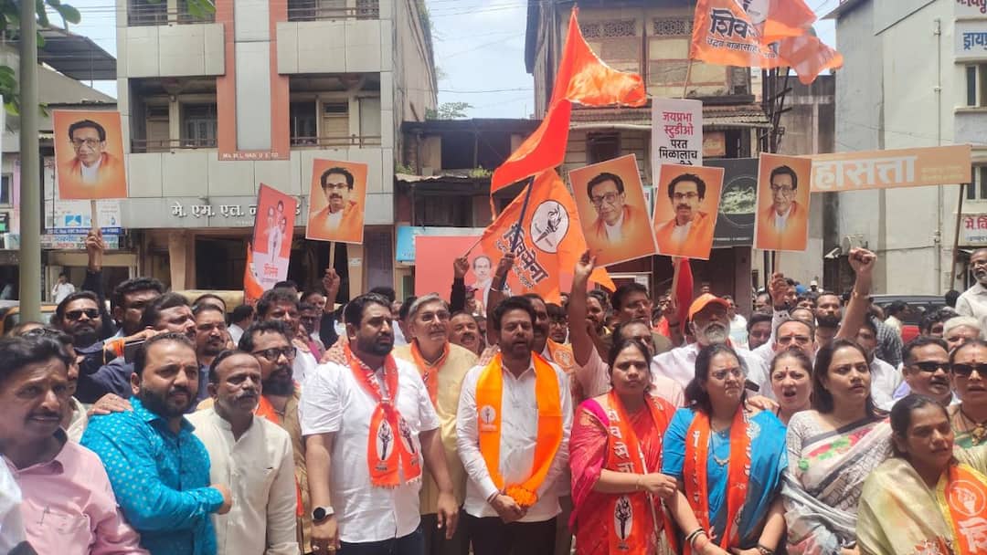 Kolhapur Municipal Corporation: '85 लाखांचा घोटाळा करूनही आयुक्त भ्रष्ट अधिकाऱ्यांना निलंबित करत नसतील, तर..' कोल्हापुरात ठाकरे गटाचा महापालिकेला घेराव Shiv Sena Thackeray faction siege against corruption in Kolhapur Municipal Corporation marathi news update Kolhapur Municipal Corporation: '85 लाखांचा घोटाळा करूनही आयुक्त भ्रष्ट अधिकाऱ्यांना निलंबित करत नसतील, तर..' कोल्हापुरात ठाकरे गटाचा महापालिकेला घेराव