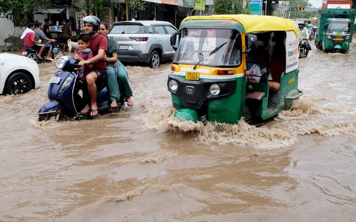 আগামী কয়েকদিন, উত্তরবঙ্গে দার্জিলিং-সহ ৫ জেলায় আজ অতি ভারী বৃষ্টির আশঙ্কা রয়েছে। বৃষ্টির ফলে তিস্তা, তোর্সা, জলঢাকা নদীতে জলস্তর বাড়ার আশঙ্কা রয়েছে। প্রবল বৃষ্টিতে দার্জিলিং, কালিম্পং এলাকায় ধসের আশঙ্কা রয়েছে।
