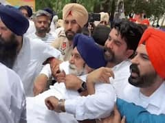 ਲੈਂਡ ਪੂਲਿੰਗ ਨੀਤੀ ਖਿਲਾਫ਼ ਕੀਤੇ ਜਾ ਰਹੇ ਪ੍ਰਦਰਸ਼ਨ ਦੌਰਾਨ ਵਿਗੜੀ ਅਕਾਲੀ ਦਲ ਦੇ ਆਗੂ ਸਿਕੰਦਰ ਸਿੰਘ ਮਲੂਕਾ ਦੀ ਸਿਹਤ, ਹਸਪਤਾਲ ਵਿੱਚ ਕਰਵਾਇਆ ਦਾਖਲ