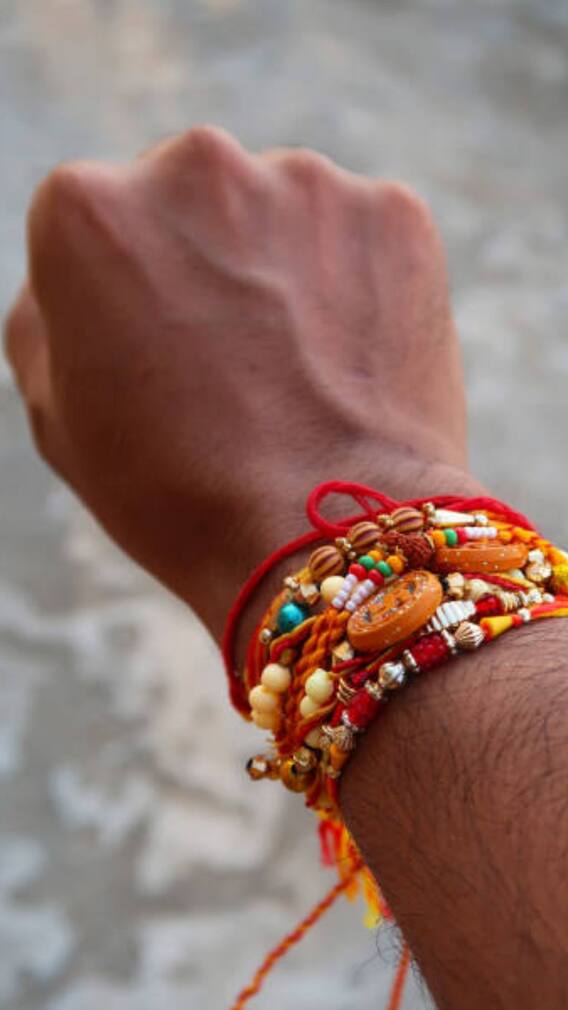 ਭੁੱਲ ਕੇ ਵੀ ਭਰਾ ਦੇ ਗੁੱਟ 'ਤੇ ਨਾ ਬੰਨ੍ਹੋ ਅਜਿਹੀਆਂ ਰੱਖੜੀਆਂ, ਧਿਆਨ ਰੱਖੋ ਆਹ ਖਾਸ ਗੱਲਾਂ